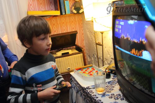 Серафим Лапа режется в приставку 90-х